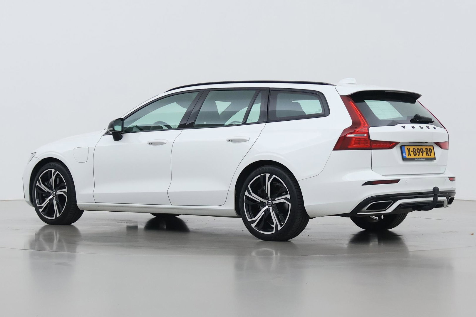 Volvo V60 2.0 T6 Twin Engine AWD R-Design | Trekhaak | Camera | 19 inch | Leder | Stoelverwarming