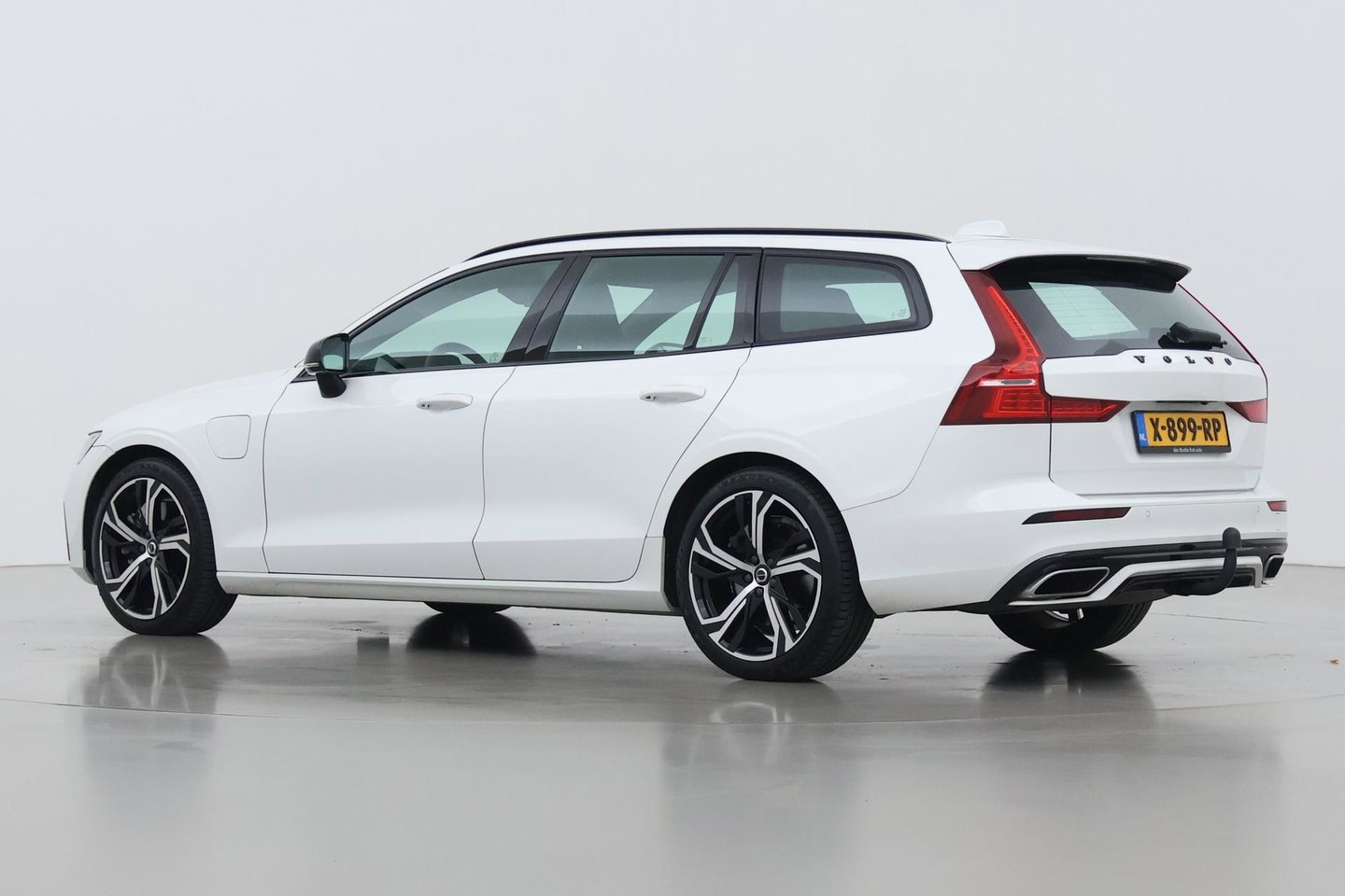Volvo V60 2.0 T6 Twin Engine AWD R-Design | Trekhaak | Camera | 19 inch | Leder | Stoelverwarming