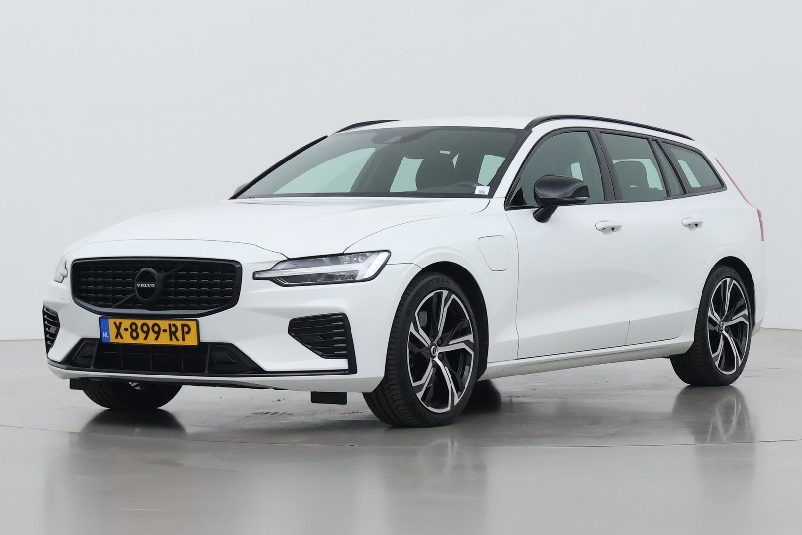 Volvo V60 2.0 T6 Twin Engine AWD R-Design | Trekhaak | Camera | 19 inch | Leder | Stoelverwarming
