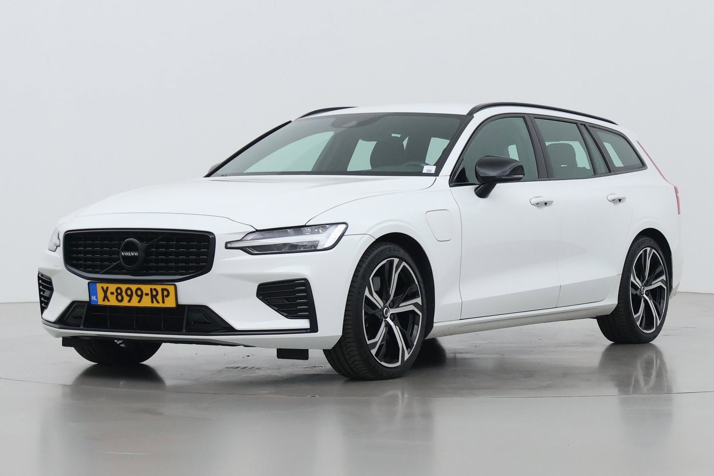 Volvo V60 2.0 T6 Twin Engine AWD R-Design | Trekhaak | Camera | 19 inch | Leder | Stoelverwarming