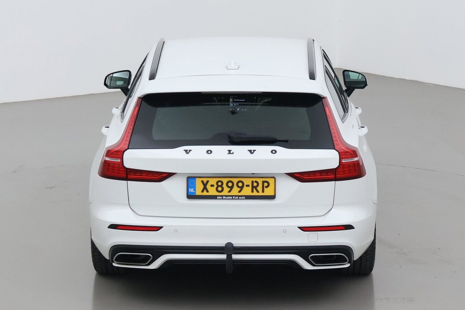 Volvo V60 2.0 T6 Twin Engine AWD R-Design | Trekhaak | Camera | 19 inch | Leder | Stoelverwarming