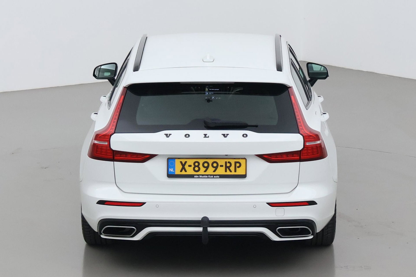 Volvo V60 2.0 T6 Twin Engine AWD R-Design | Trekhaak | Camera | 19 inch | Leder | Stoelverwarming