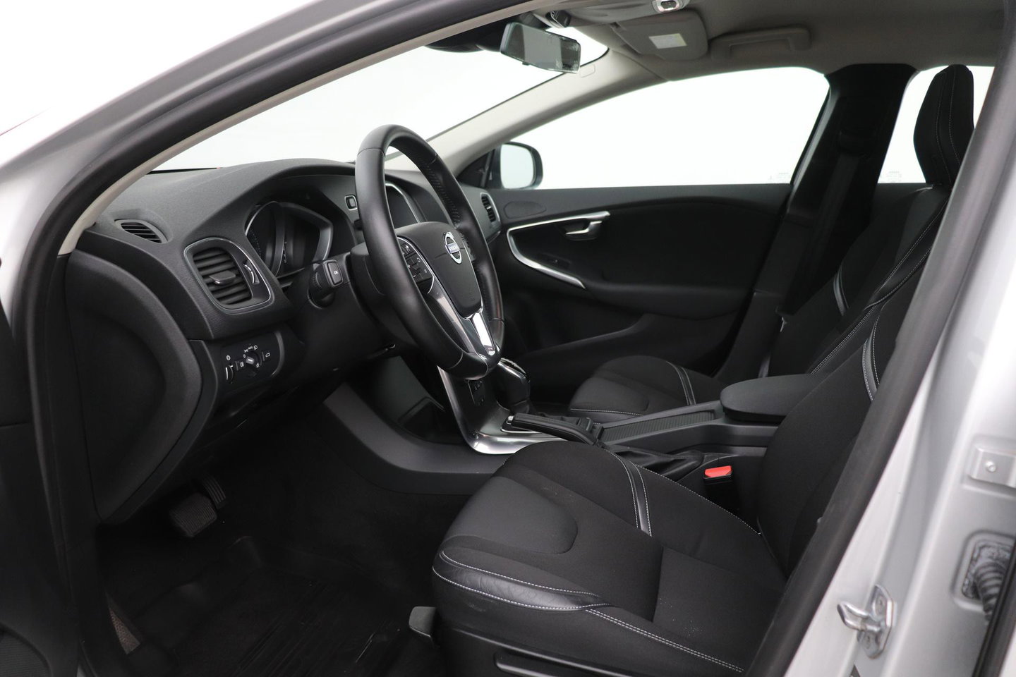 Volvo V40 2.0 D3 Momentum | Standkachel | Trekhaak | BLIS | 17 Inch