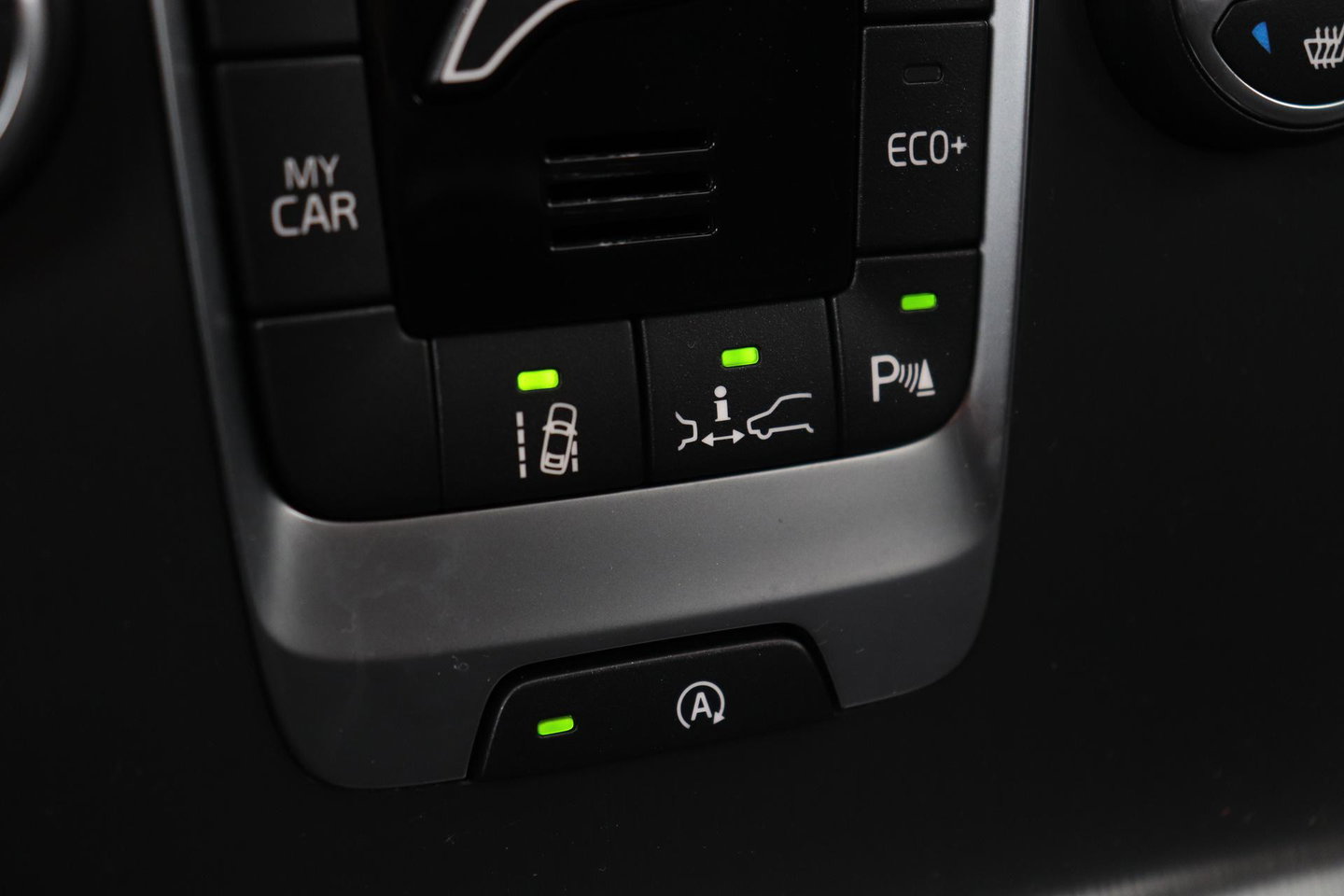 Volvo V40 2.0 D3 Momentum | Standkachel | Trekhaak | BLIS | 17 Inch
