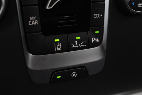 Volvo V40 2.0 D3 Momentum | Standkachel | Trekhaak | BLIS | 17 Inch
