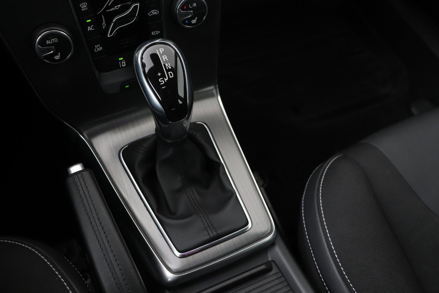 Volvo V40 2.0 D3 Momentum | Standkachel | Trekhaak | BLIS | 17 Inch