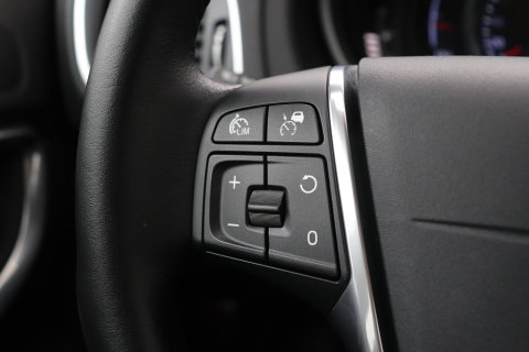 Volvo V40 2.0 D3 Momentum | Standkachel | Trekhaak | BLIS | 17 Inch