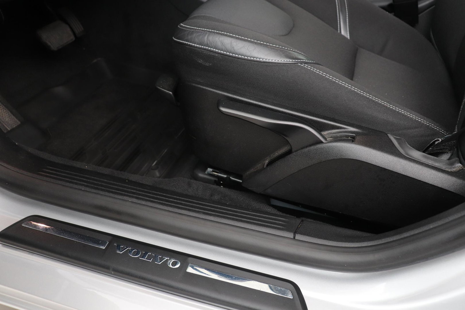 Volvo V40 2.0 D3 Momentum | Standkachel | Trekhaak | BLIS | 17 Inch