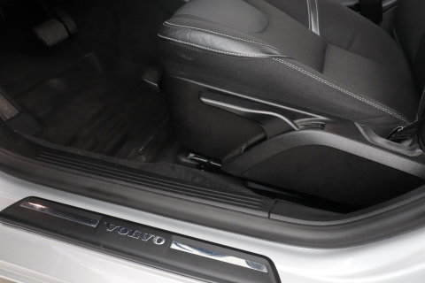 Volvo V40 2.0 D3 Momentum | Standkachel | Trekhaak | BLIS | 17 Inch