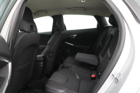 Volvo V40 2.0 D3 Momentum | Standkachel | Trekhaak | BLIS | 17 Inch