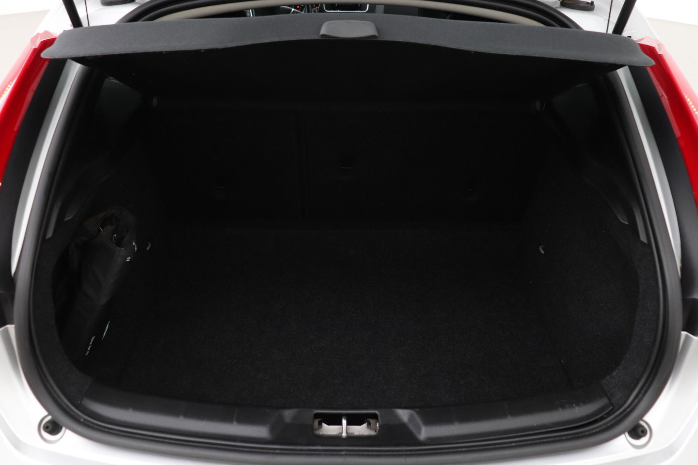 Volvo V40 2.0 D3 Momentum | Standkachel | Trekhaak | BLIS | 17 Inch