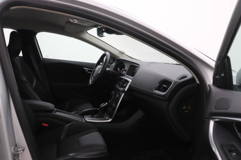 Volvo V40 2.0 D3 Momentum | Standkachel | Trekhaak | BLIS | 17 Inch