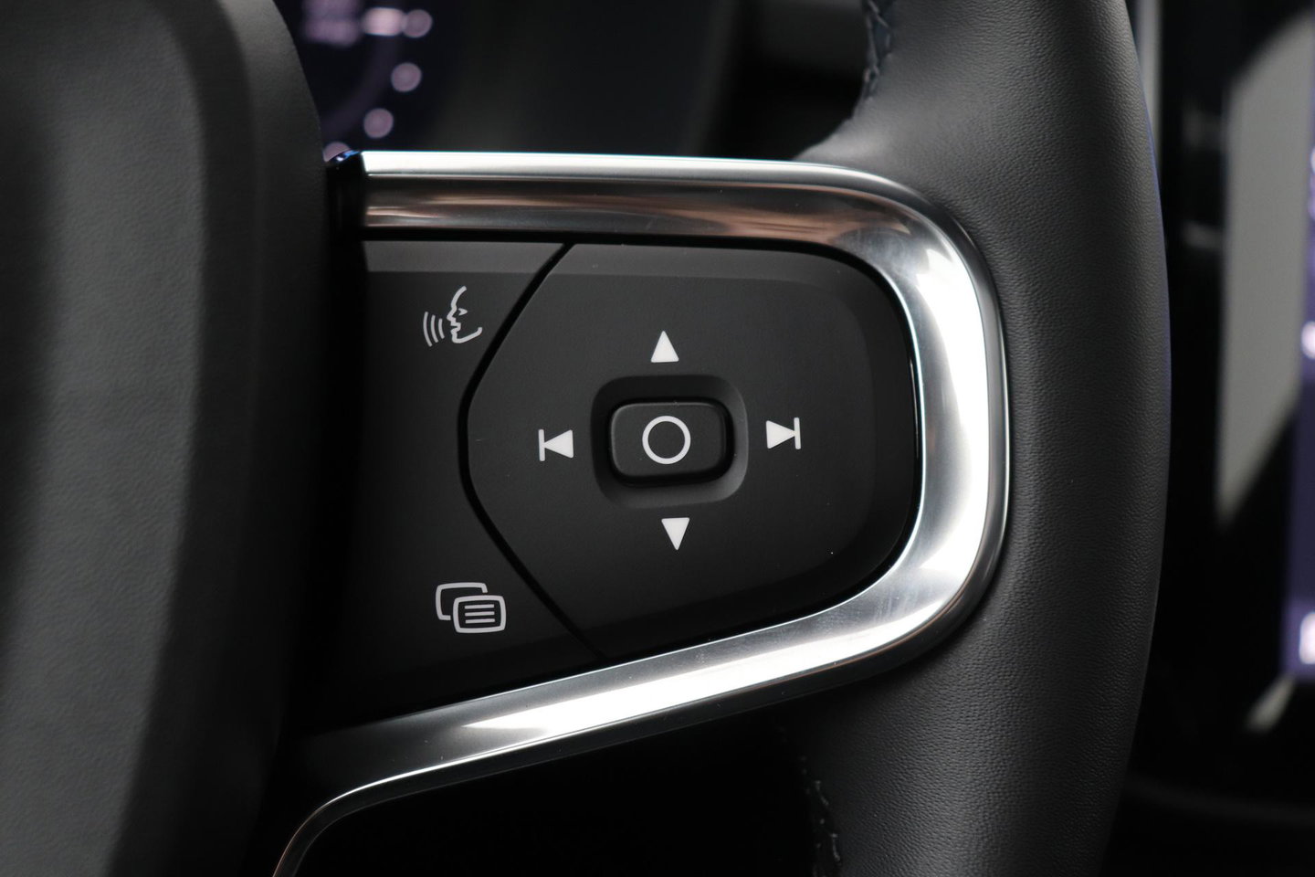 Volvo EX40 Single Motor Extended Range Plus Black Edition | 82 kWh | Panoramadak | Harman/Kardon | Camera
