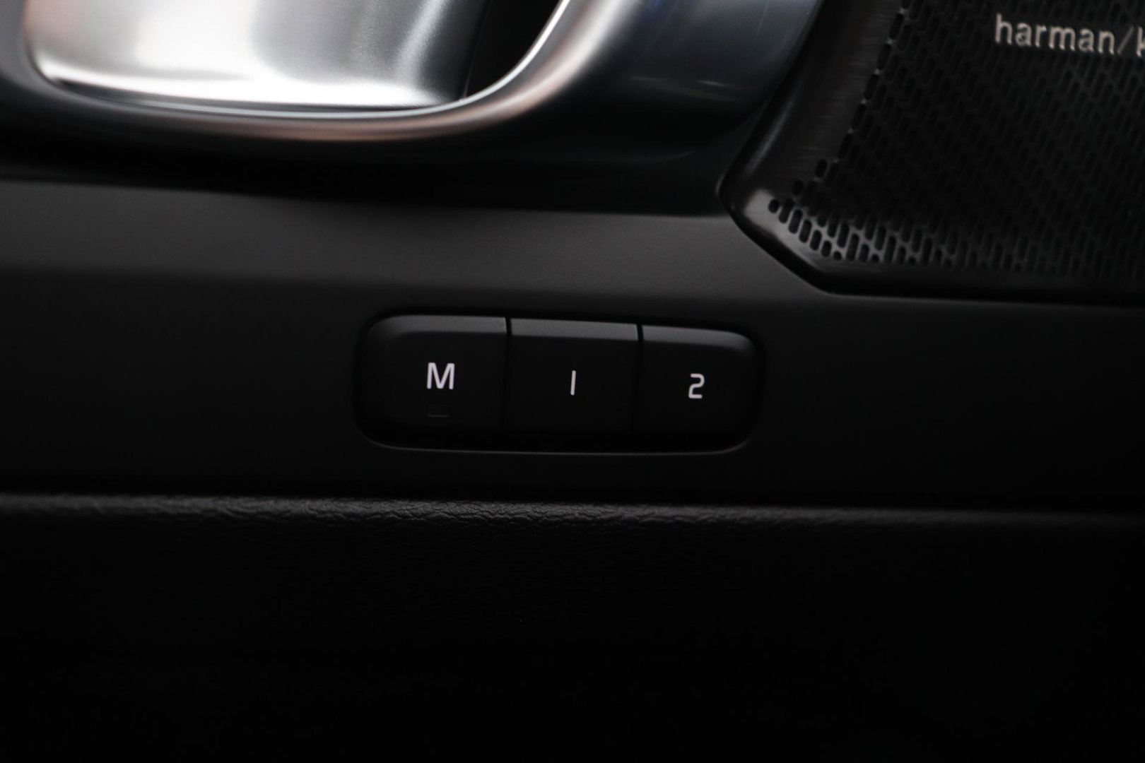 Volvo EX40 Single Motor Extended Range Plus Black Edition | 82 kWh | Panoramadak | Harman/Kardon | Camera