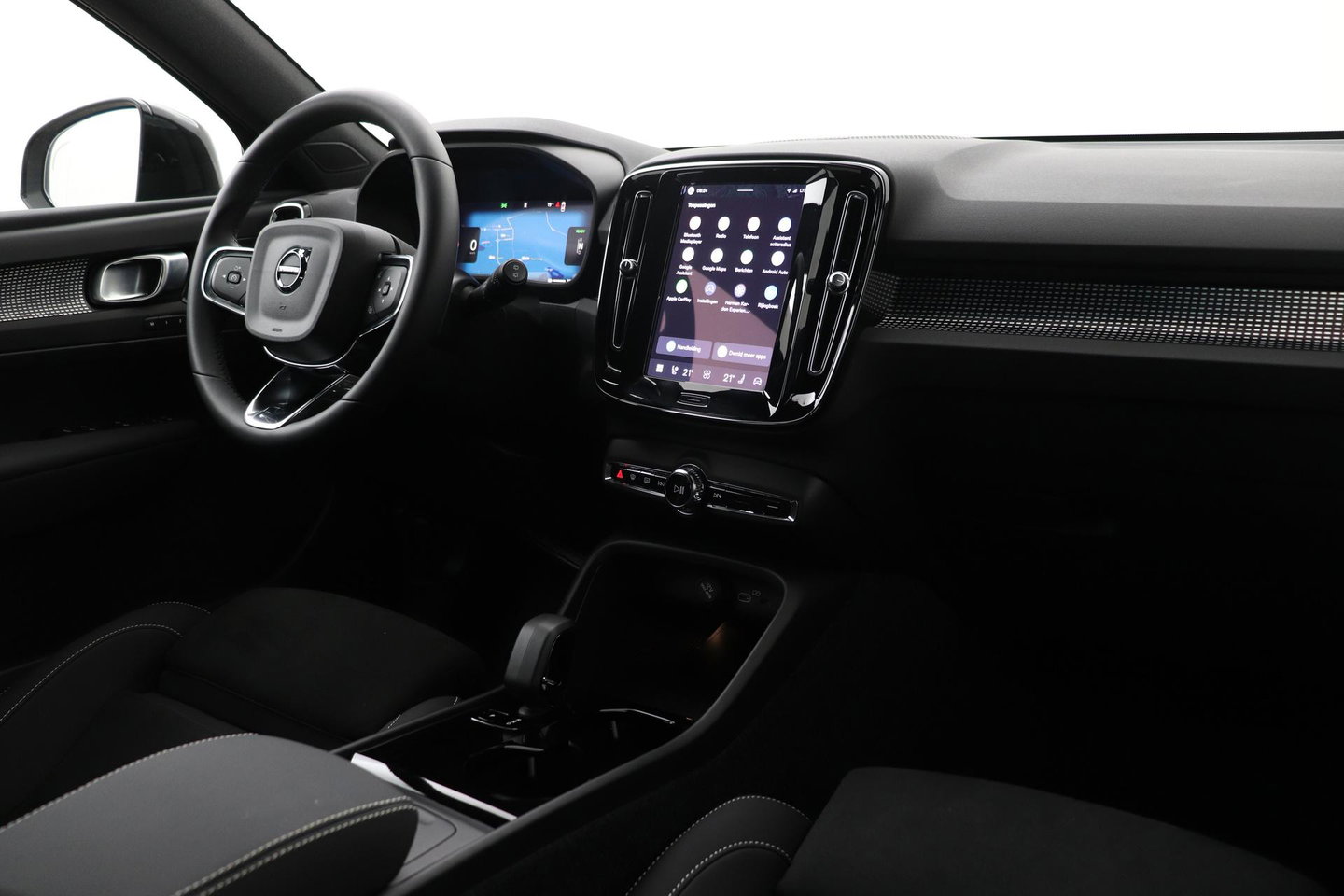 Volvo EX40 Single Motor Extended Range Plus | 82 kWh | Harman/Kardon | Pilot Assist | Warmtepomp | Keyless | Stoel+Stuurverwarming | ACC