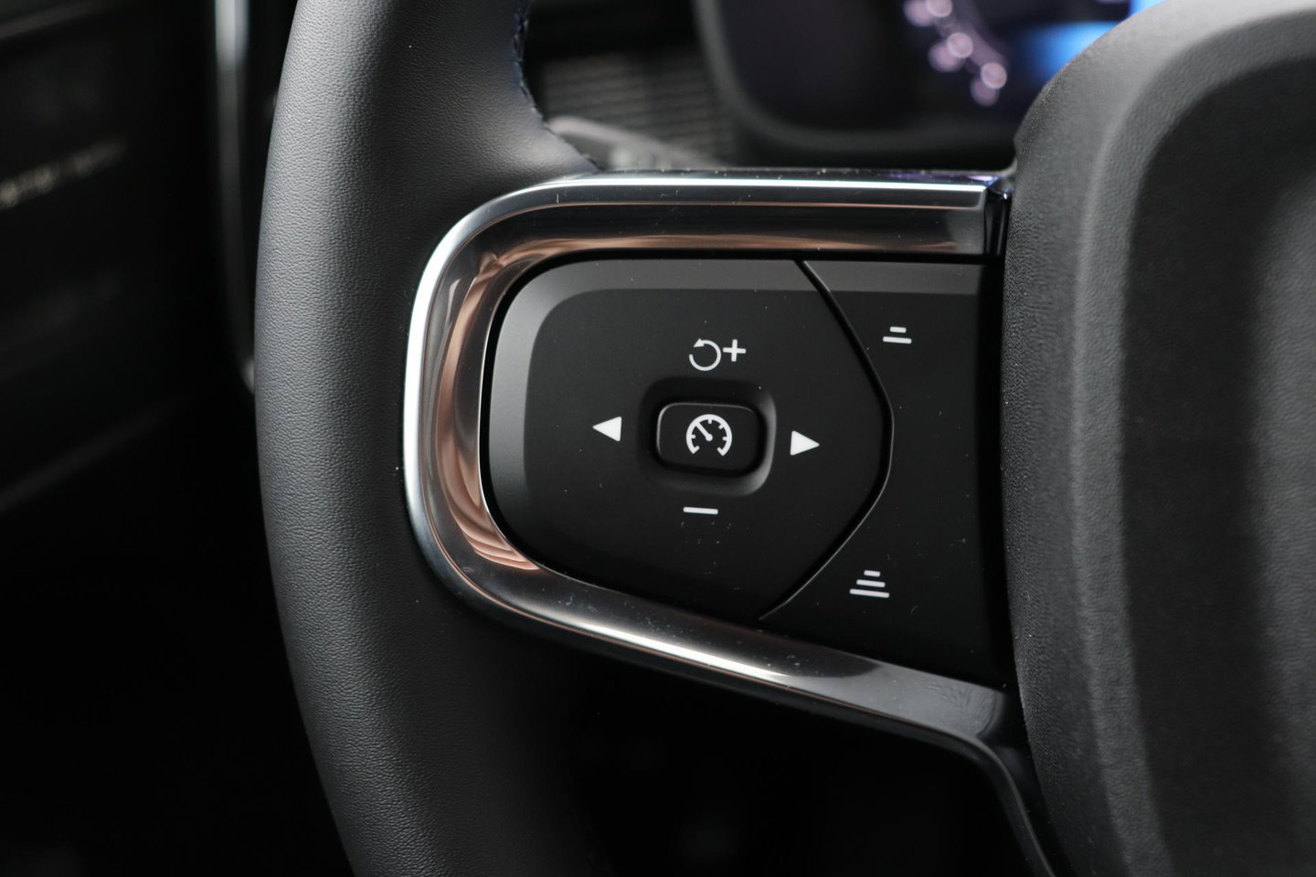 Volvo EX40 Single Motor Extended Range Plus | 82 kWh | Harman/Kardon | Pilot Assist | Warmtepomp | Keyless | Stoel+Stuurverwarming | ACC