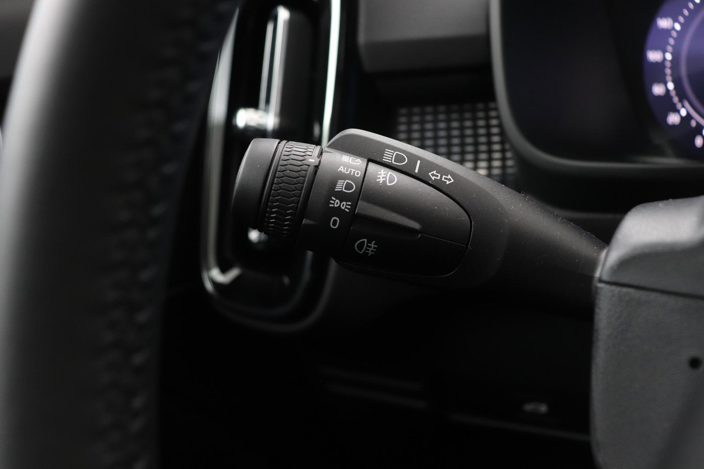 Volvo EX40 Single Motor Extended Range Plus | 82 kWh | Harman/Kardon | Pilot Assist | Warmtepomp | Keyless | Stoel+Stuurverwarming | ACC