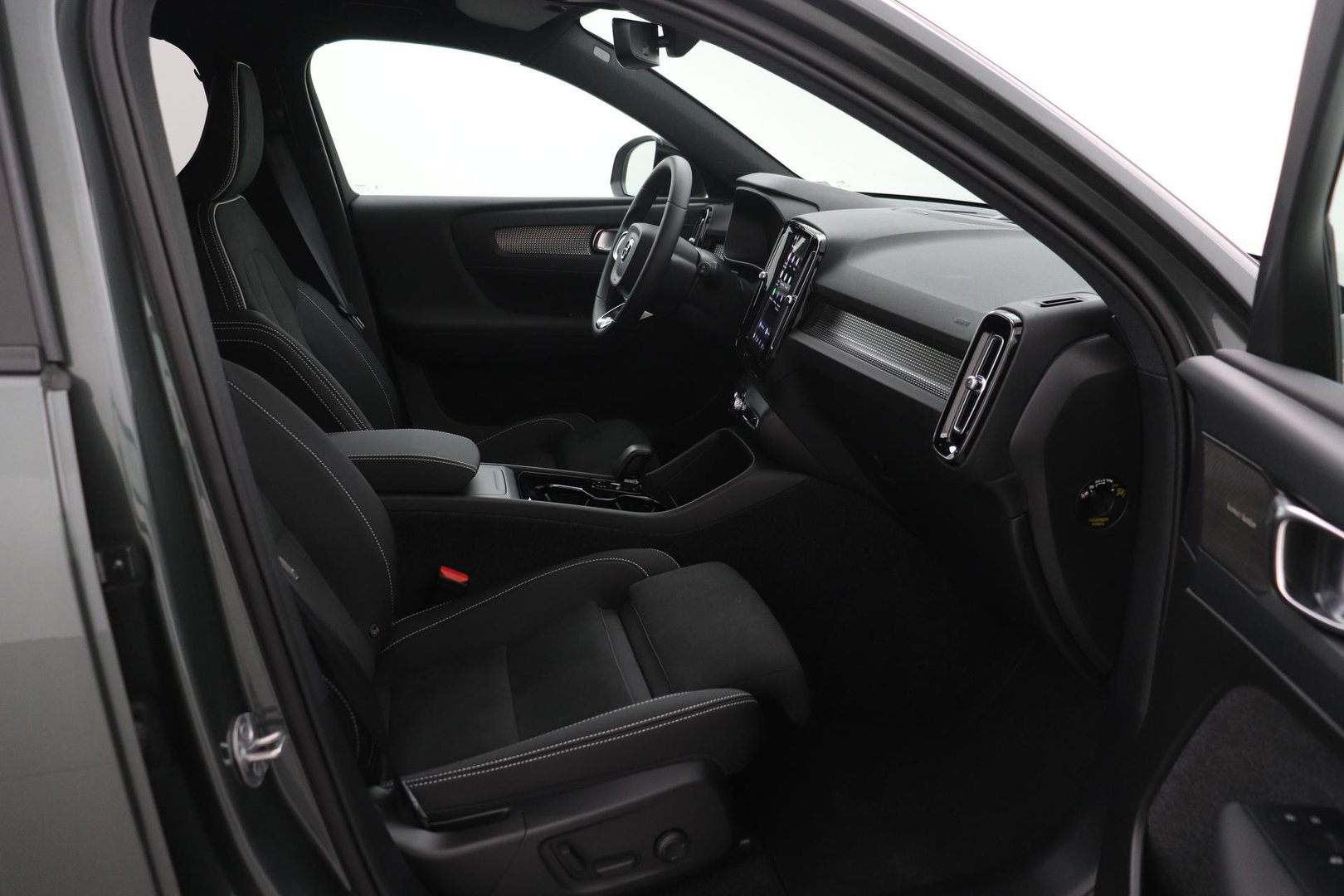 Volvo EX40 Single Motor Extended Range Plus | 82 kWh | Harman/Kardon | Pilot Assist | Warmtepomp | Keyless | Stoel+Stuurverwarming | ACC