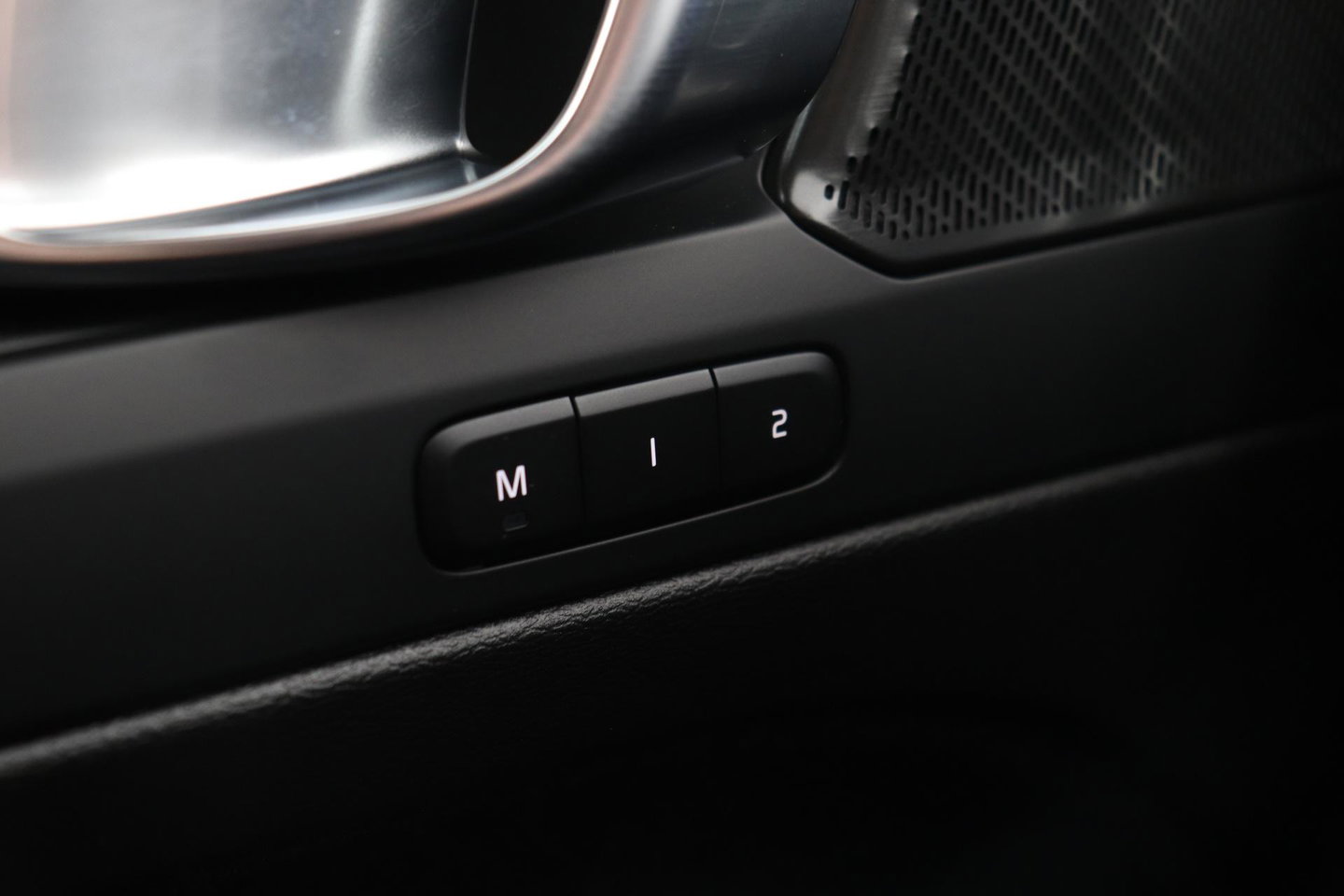 Volvo EX40 Single Motor Extended Range Plus | 82 kWh | Harman/Kardon | Pilot Assist | Warmtepomp | Keyless | Stoel+Stuurverwarming | ACC