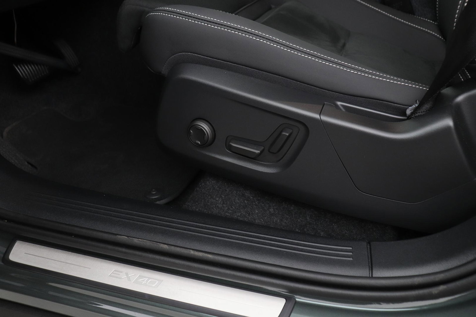 Volvo EX40 Single Motor Extended Range Plus | 82 kWh | Harman/Kardon | Pilot Assist | Warmtepomp | Keyless | Stoel+Stuurverwarming | ACC