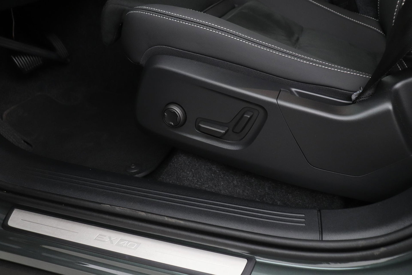 Volvo EX40 Single Motor Extended Range Plus | 82 kWh | Harman/Kardon | Pilot Assist | Warmtepomp | Keyless | Stoel+Stuurverwarming | ACC
