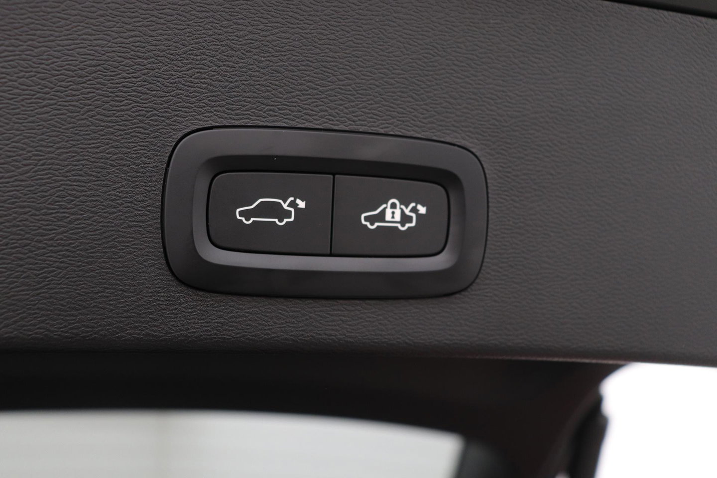 Volvo EX40 Single Motor Extended Range Plus | 82 kWh | Harman/Kardon | Pilot Assist | Warmtepomp | Keyless | Stoel+Stuurverwarming | ACC