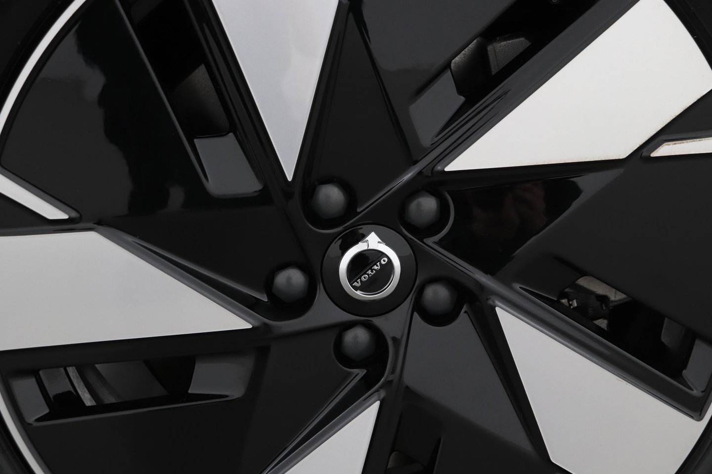 Volvo EX40 Single Motor Extended Range Plus | 82 kWh | Harman/Kardon | Pilot Assist | Warmtepomp | Keyless | Stoel+Stuurverwarming | ACC