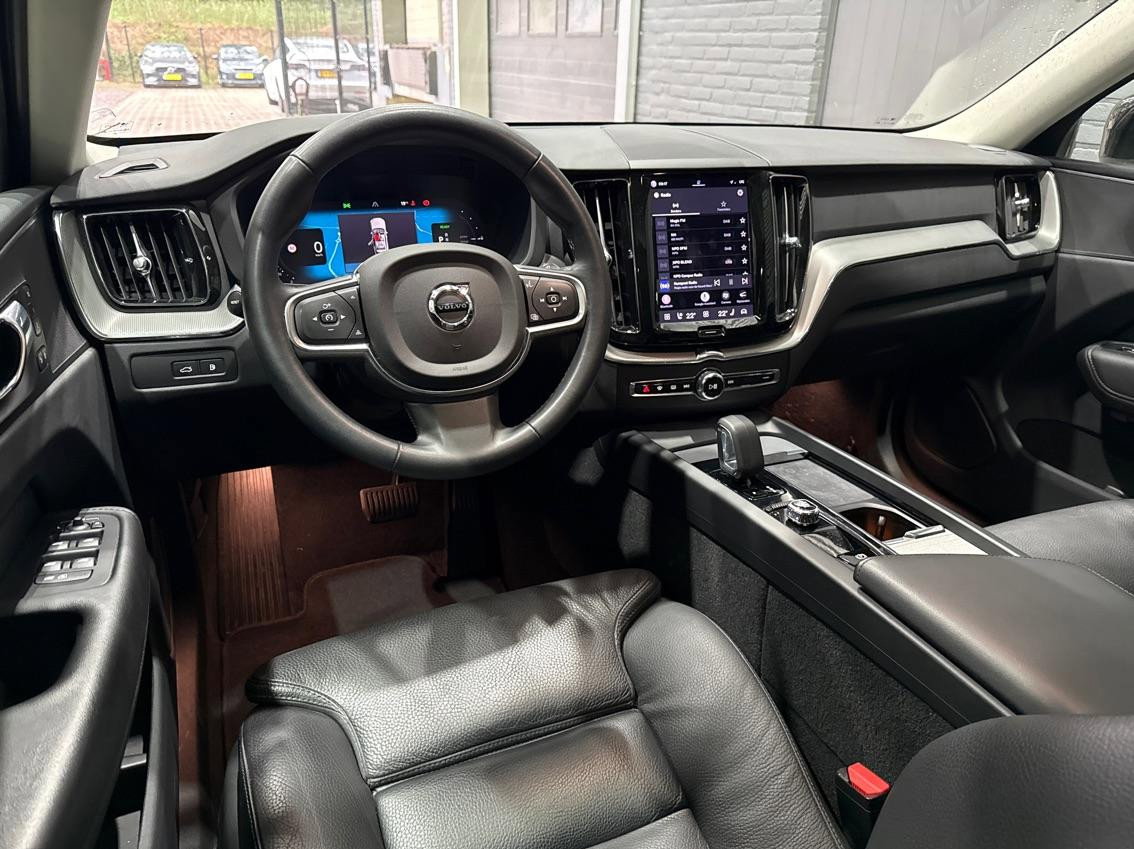 Volvo XC60 T6 Plus Bright | Panoramadak | Trekhaak | ACC | Pilot Assist | Standkachel | Stoel+Stuurverwarming | BLIS | Camera | 20 Inch