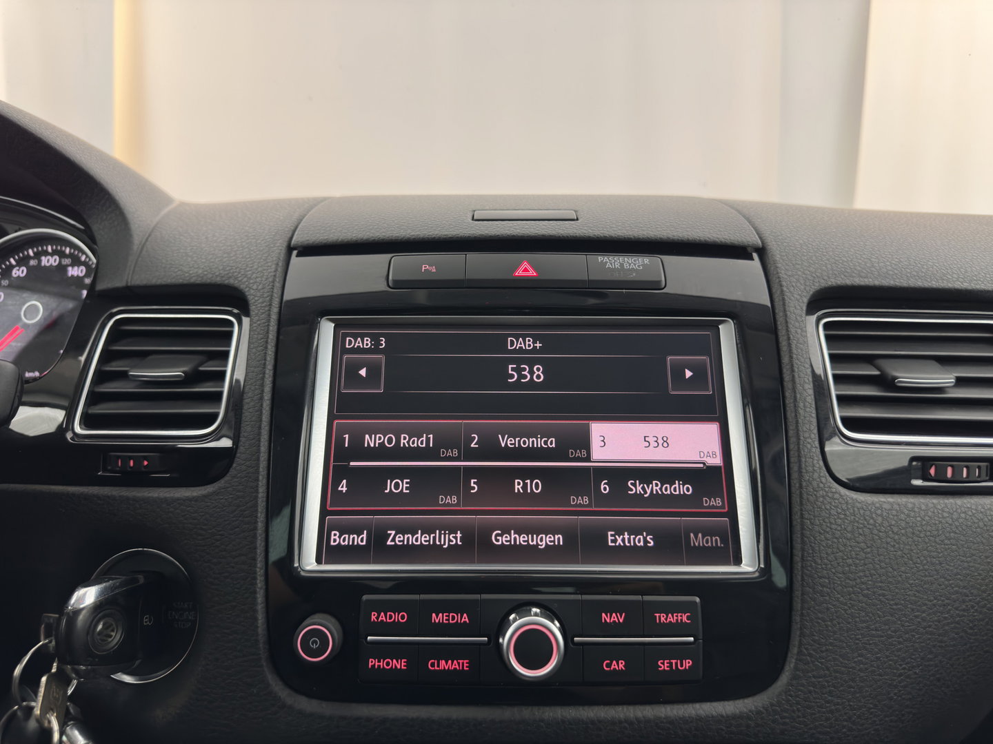 Volkswagen Touareg 3.0 TDI Highline Aut. *LEATHER | XENON | HEATED-COMFORTSEATS | NAVI-FULLMAP | PRIVACY-GLASS | SHIFT-PADDLES | ECC | PDC | CRUISE | TOWBAR | 20''ALU*