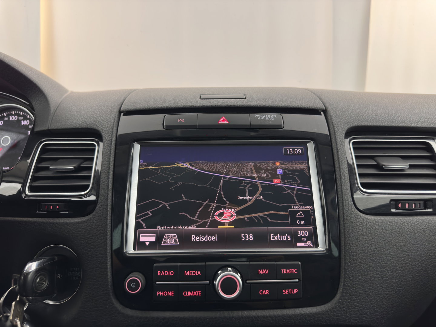 Volkswagen Touareg 3.0 TDI Highline Aut. *LEATHER | XENON | HEATED-COMFORTSEATS | NAVI-FULLMAP | PRIVACY-GLASS | SHIFT-PADDLES | ECC | PDC | CRUISE | TOWBAR | 20''ALU*
