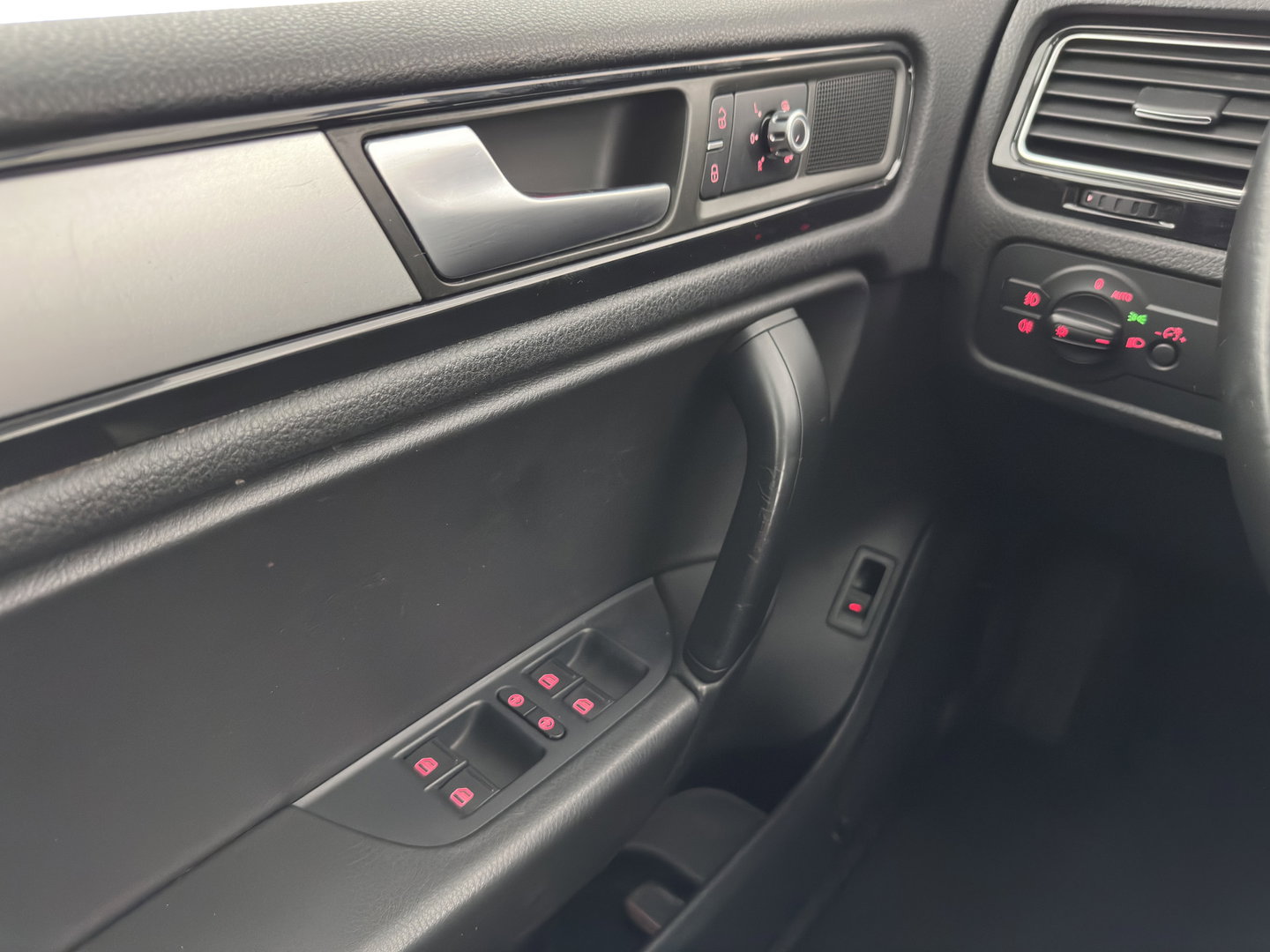 Volkswagen Touareg 3.0 TDI Highline Aut. *LEATHER | XENON | HEATED-COMFORTSEATS | NAVI-FULLMAP | PRIVACY-GLASS | SHIFT-PADDLES | ECC | PDC | CRUISE | TOWBAR | 20''ALU*