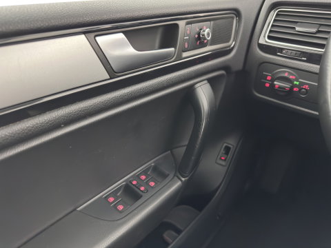 Volkswagen Touareg 3.0 TDI Highline Aut. *LEATHER | XENON | HEATED-COMFORTSEATS | NAVI-FULLMAP | PRIVACY-GLASS | SHIFT-PADDLES | ECC | PDC | CRUISE | TOWBAR | 20''ALU*