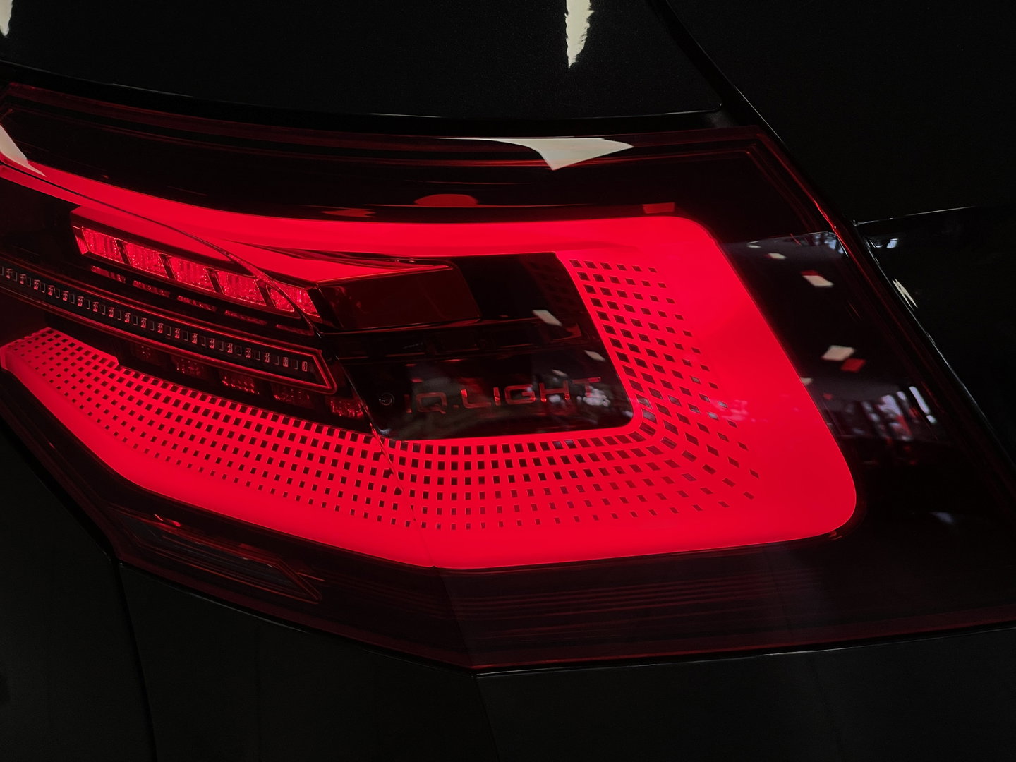 Volkswagen Golf 2.0 TSI R 4Motion | Panoramadak | Harman Kardon | Apple Carplay | Keyless | Sfeerverlichting | Leder |