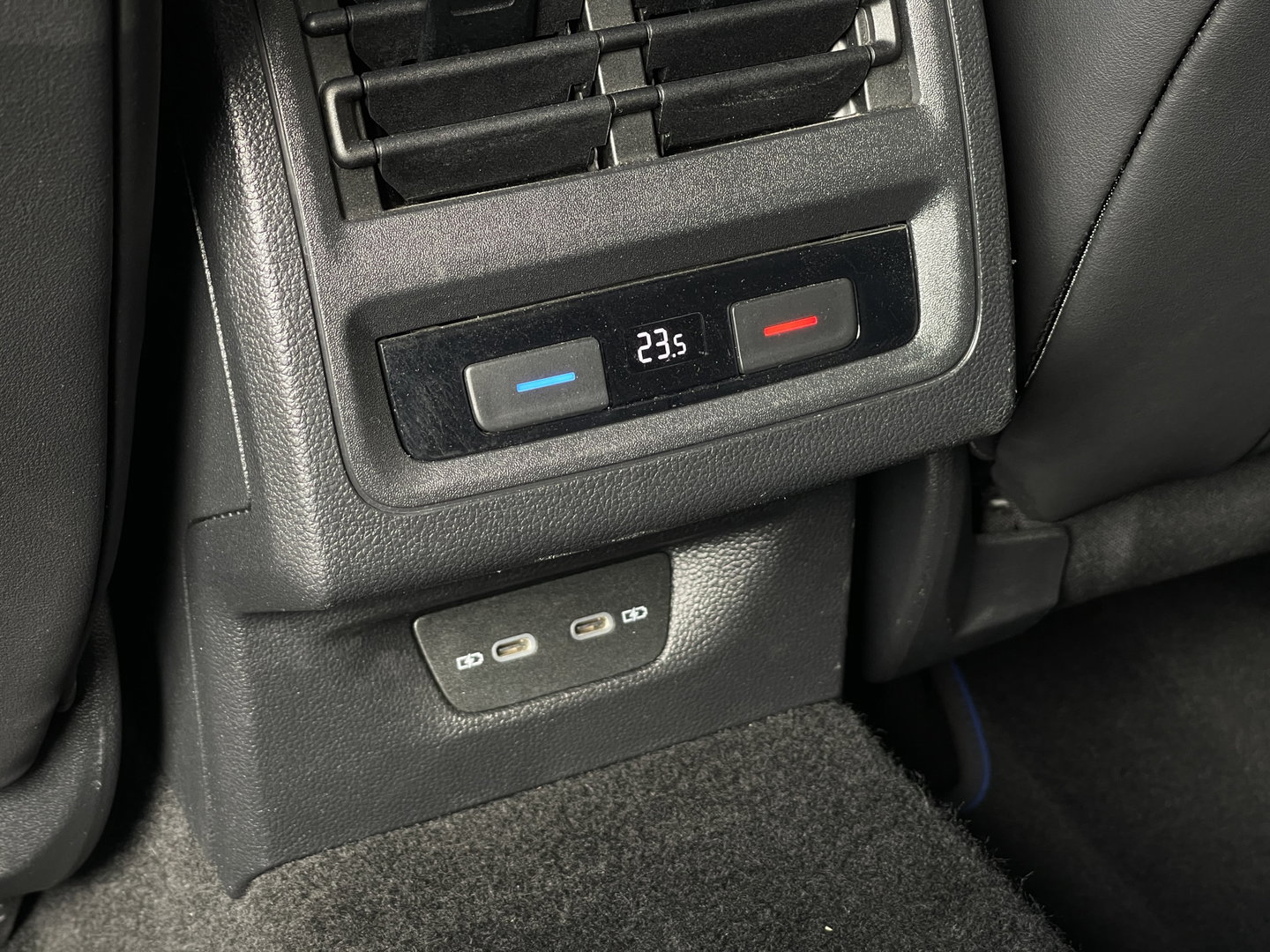 Volkswagen Golf 2.0 TSI R 4Motion | Panoramadak | Harman Kardon | Apple Carplay | Keyless | Sfeerverlichting | Leder |