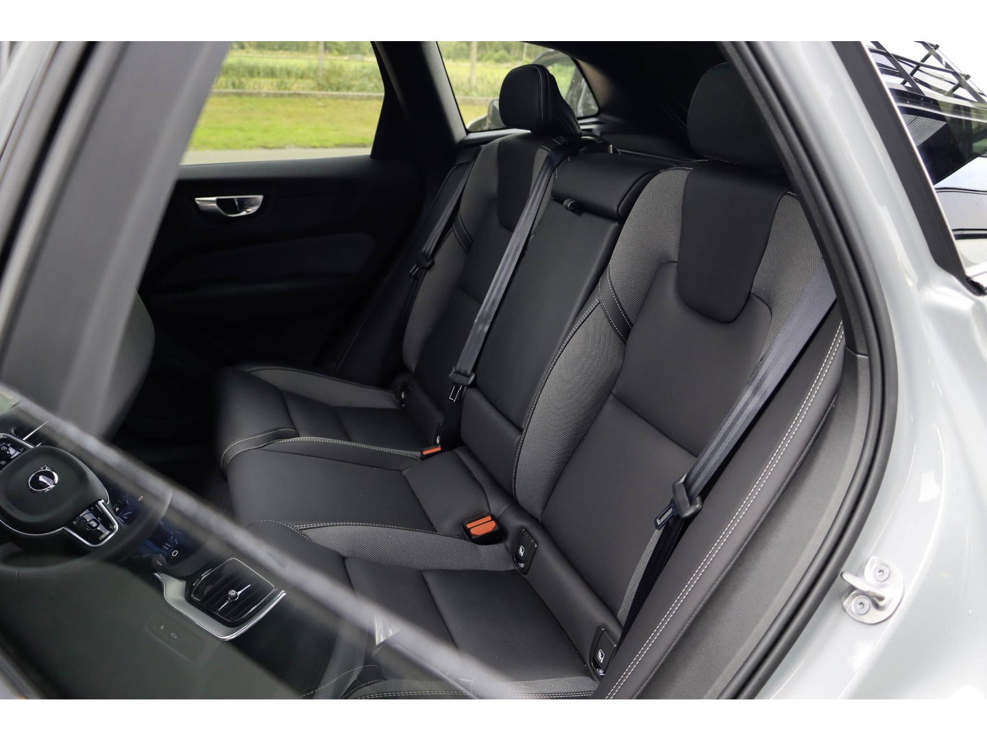 Volvo XC60 T6 AWD Plus Black Edition | Luchtvering | Trekhaak | Pano | 360 Cam | 21 inch