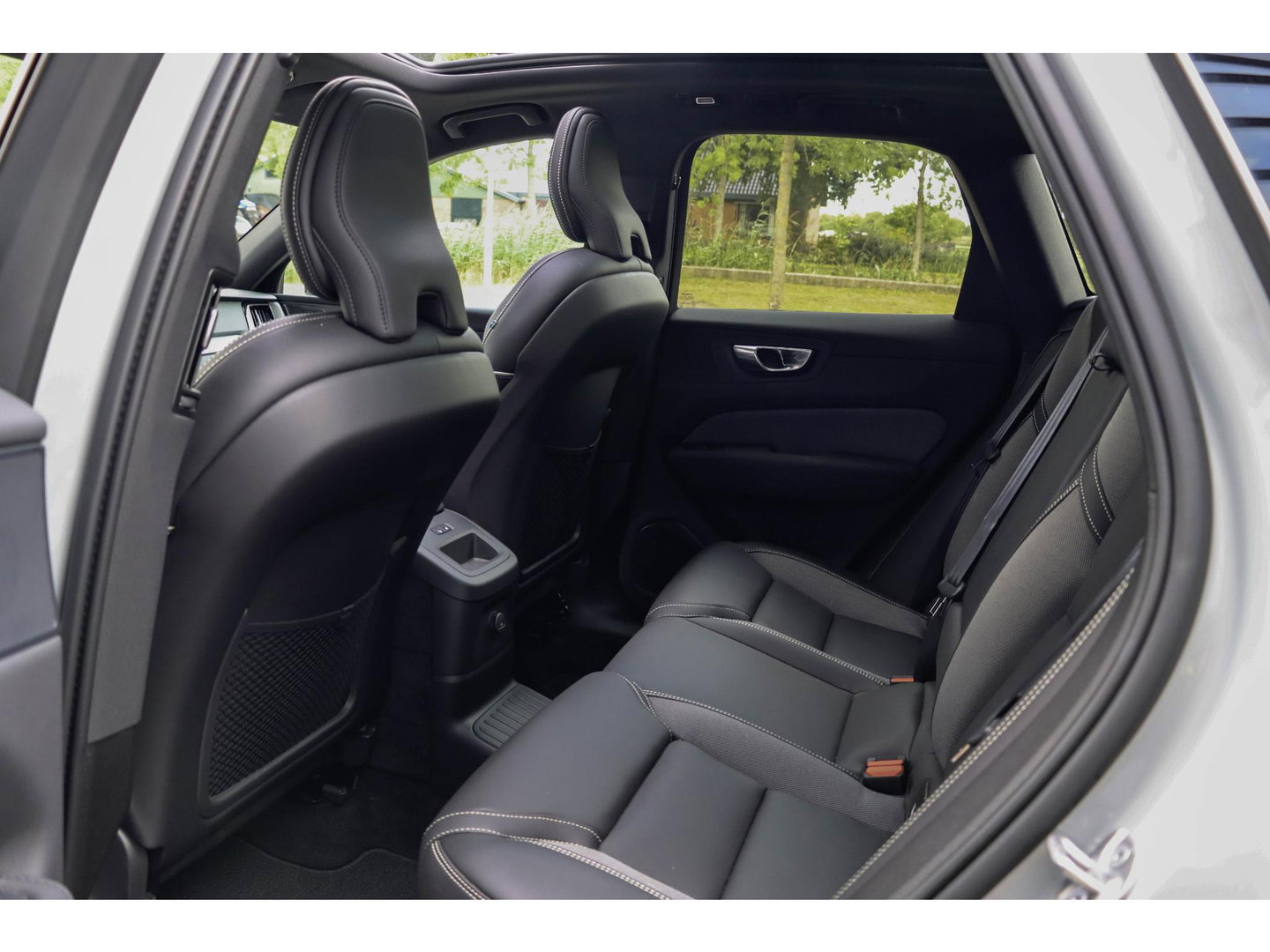 Volvo XC60 T6 AWD Plus Black Edition | Luchtvering | Trekhaak | Pano | 360 Cam | 21 inch