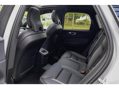 Volvo XC60 T6 AWD Plus Black Edition | Luchtvering | Trekhaak | Pano | 360 Cam | 21 inch