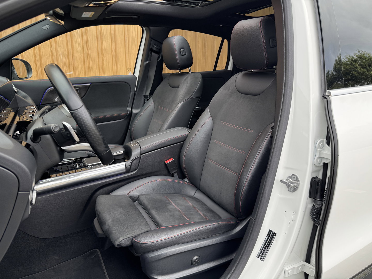 Mercedes-Benz GLA 200 Business Solution AMG | Origineel Nederlands | 1e Eigenaar | Panoramadak | Elektrische Trekhaak | Multibeam Led | Camera | Memory Seats | Stoelverwarming |