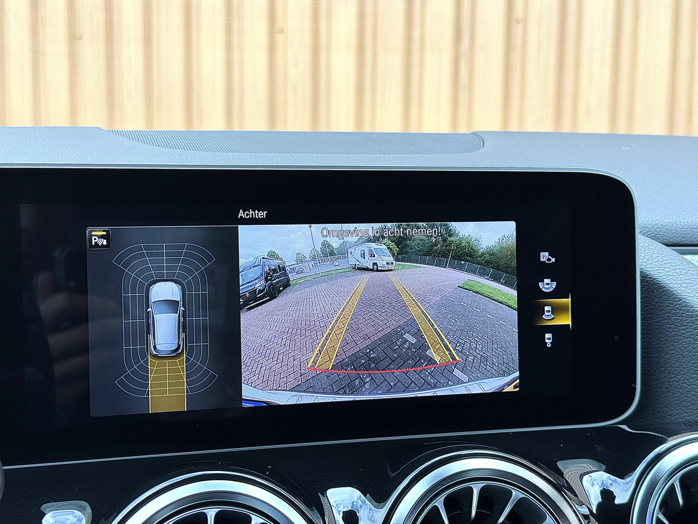 Mercedes-Benz GLA 200 Business Solution AMG | Origineel Nederlands | 1e Eigenaar | Panoramadak | Elektrische Trekhaak | Multibeam Led | Camera | Memory Seats | Stoelverwarming |