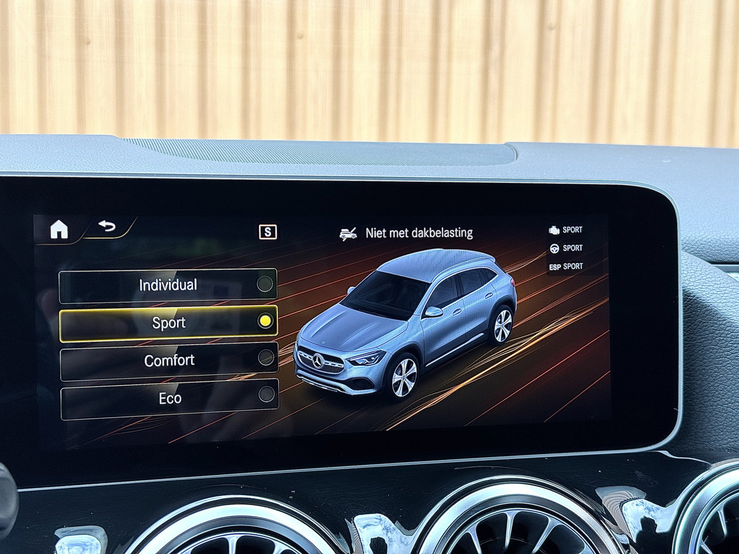 Mercedes-Benz GLA 200 Business Solution AMG | Origineel Nederlands | 1e Eigenaar | Panoramadak | Elektrische Trekhaak | Multibeam Led | Camera | Memory Seats | Stoelverwarming |