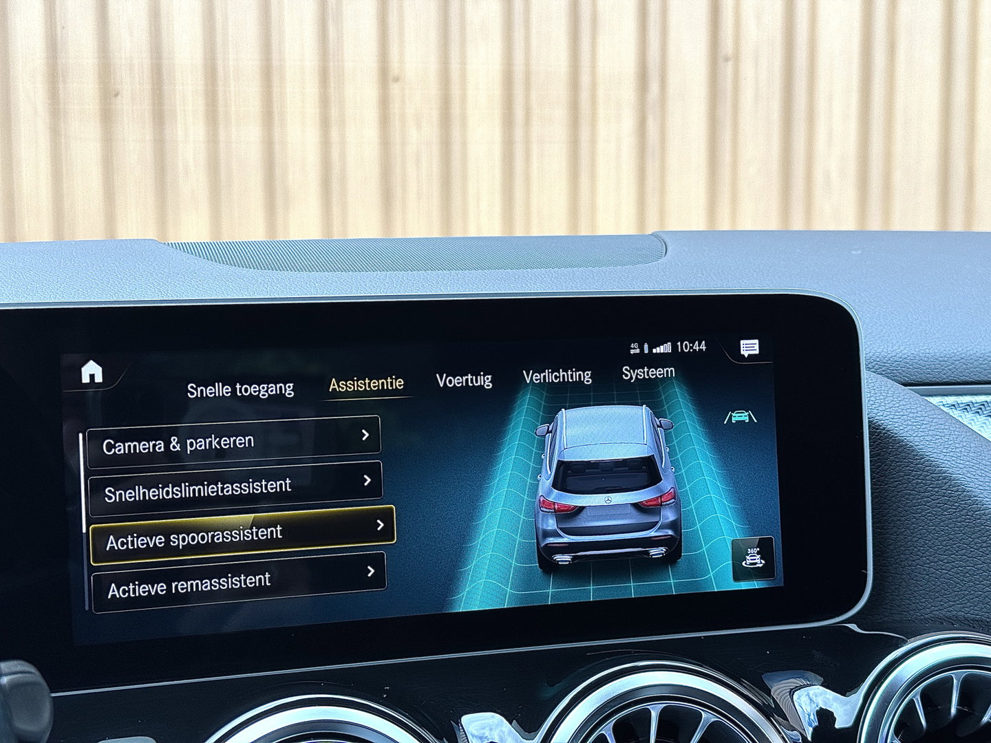 Mercedes-Benz GLA 200 Business Solution AMG | Origineel Nederlands | 1e Eigenaar | Panoramadak | Elektrische Trekhaak | Multibeam Led | Camera | Memory Seats | Stoelverwarming |