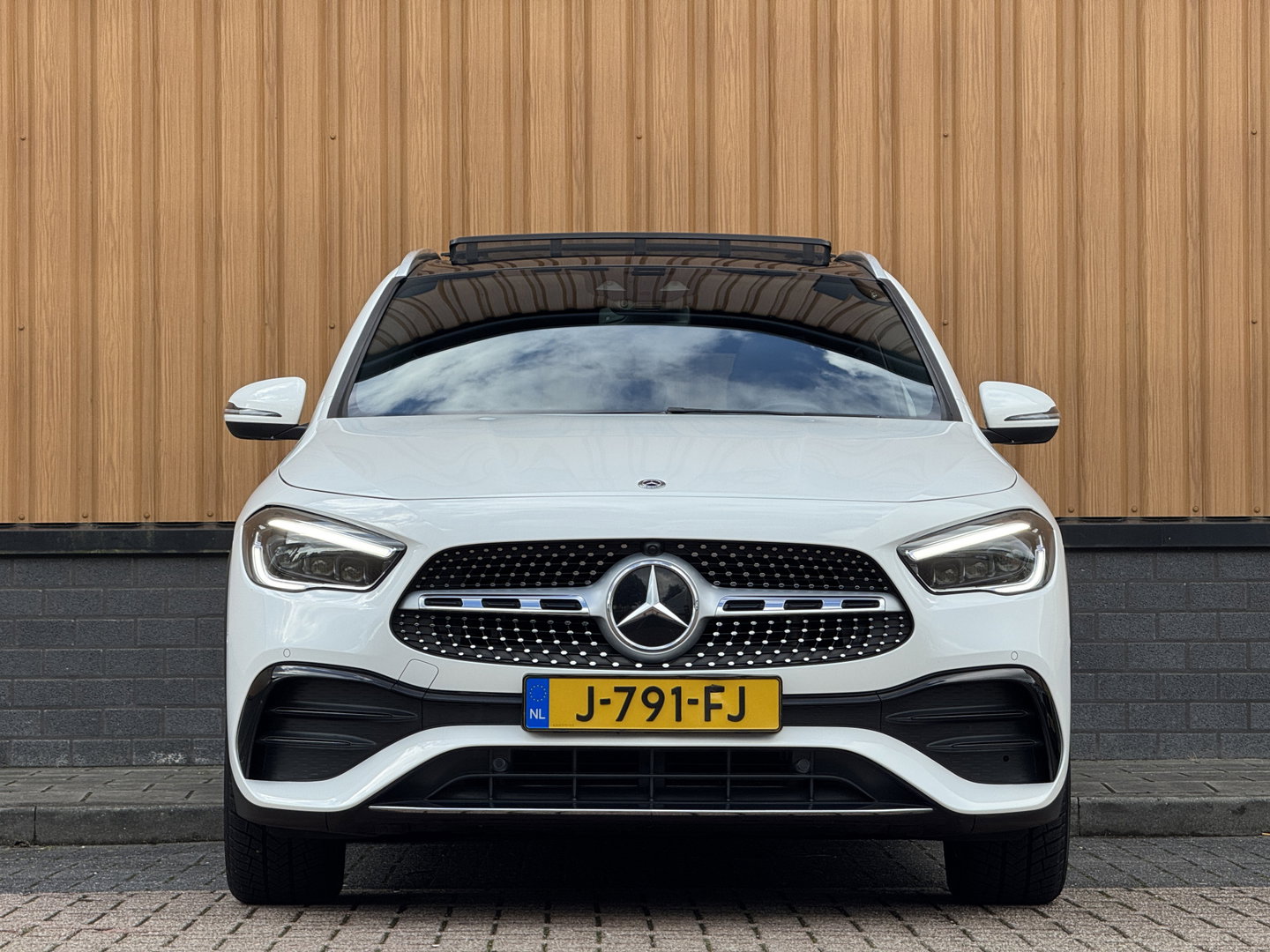 Mercedes-Benz GLA 200 Business Solution AMG | Origineel Nederlands | 1e Eigenaar | Panoramadak | Elektrische Trekhaak | Multibeam Led | Camera | Memory Seats | Stoelverwarming |