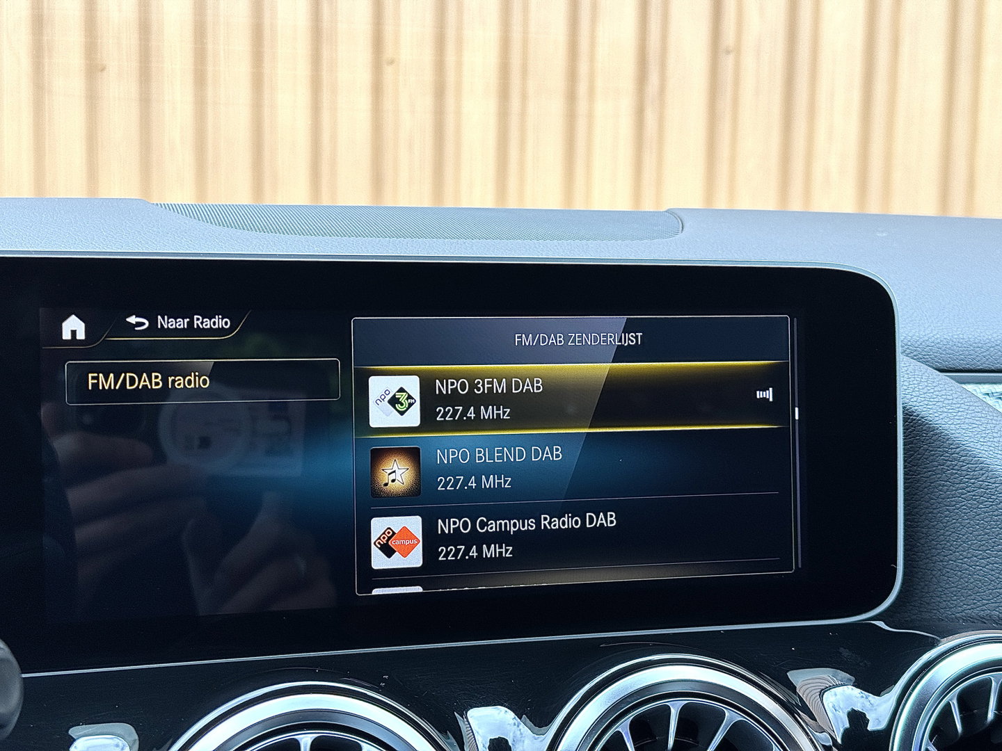 Mercedes-Benz GLA 200 Business Solution AMG | Origineel Nederlands | 1e Eigenaar | Panoramadak | Elektrische Trekhaak | Multibeam Led | Camera | Memory Seats | Stoelverwarming |