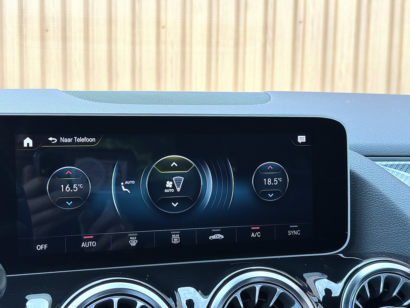 Mercedes-Benz GLA 200 Business Solution AMG | Origineel Nederlands | 1e Eigenaar | Panoramadak | Elektrische Trekhaak | Multibeam Led | Camera | Memory Seats | Stoelverwarming |