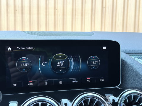 Mercedes-Benz GLA 200 Business Solution AMG | Origineel Nederlands | 1e Eigenaar | Panoramadak | Elektrische Trekhaak | Multibeam Led | Camera | Memory Seats | Stoelverwarming |