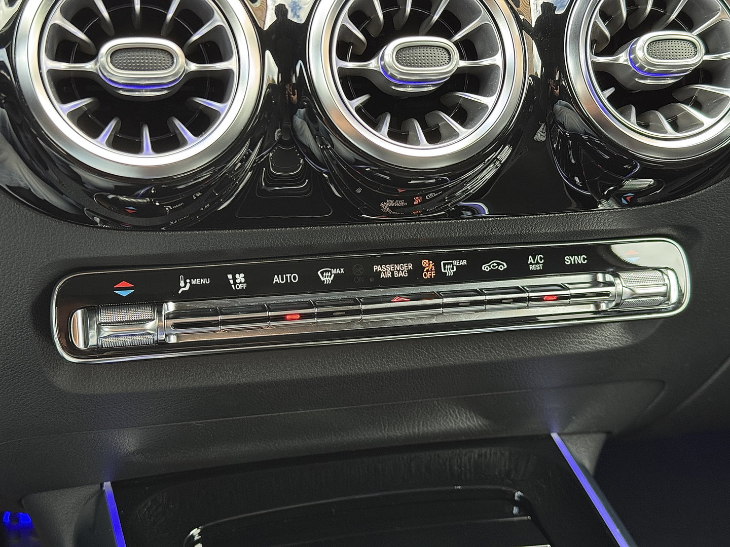Mercedes-Benz GLA 200 Business Solution AMG | Origineel Nederlands | 1e Eigenaar | Panoramadak | Elektrische Trekhaak | Multibeam Led | Camera | Memory Seats | Stoelverwarming |