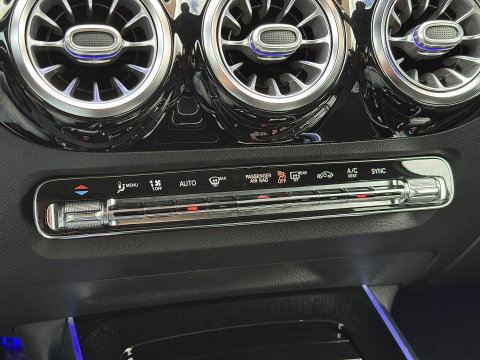 Mercedes-Benz GLA 200 Business Solution AMG | Origineel Nederlands | 1e Eigenaar | Panoramadak | Elektrische Trekhaak | Multibeam Led | Camera | Memory Seats | Stoelverwarming |