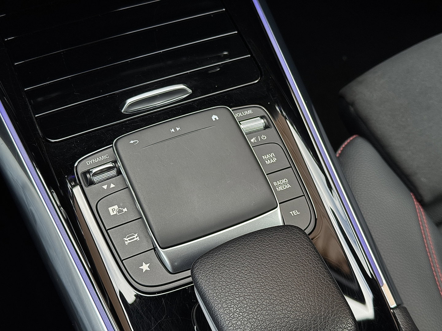 Mercedes-Benz GLA 200 Business Solution AMG | Origineel Nederlands | 1e Eigenaar | Panoramadak | Elektrische Trekhaak | Multibeam Led | Camera | Memory Seats | Stoelverwarming |