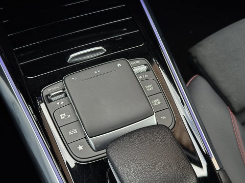 Mercedes-Benz GLA 200 Business Solution AMG | Origineel Nederlands | 1e Eigenaar | Panoramadak | Elektrische Trekhaak | Multibeam Led | Camera | Memory Seats | Stoelverwarming |