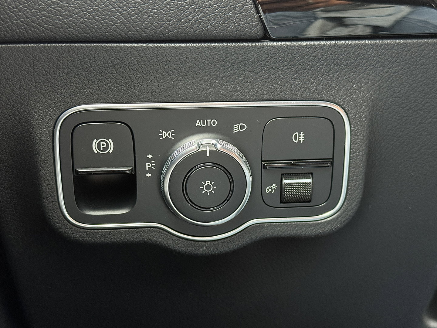 Mercedes-Benz GLA 200 Business Solution AMG | Origineel Nederlands | 1e Eigenaar | Panoramadak | Elektrische Trekhaak | Multibeam Led | Camera | Memory Seats | Stoelverwarming |